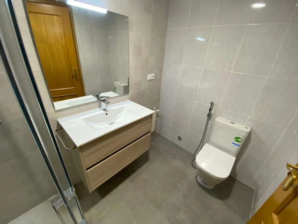 Distribución y equipamiento del baño, fotografía de un trabajo de Riverducha